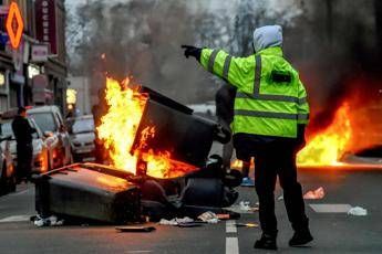 Rabbia gilet gialli, sfondata porta di un ministero Rabbia gilet gialli, sfondata porta di un ministero