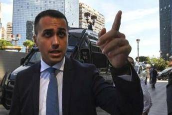 Di Maio: Migranti? D'ora in poi li portiamo a Marsiglia Barcone soccorso dalla Libia Di Maio: Migranti? D'ora in poi li portiamo a Marsiglia Barcone soccorso dalla Libia