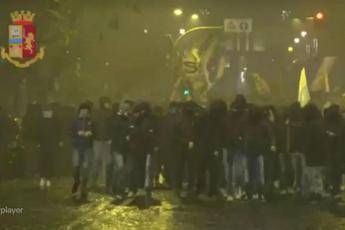 Guerriglia a Roma, bombe carta ultrà Lazio contro agenti /Foto Guerriglia a Roma, bombe carta ultrà Lazio contro agenti /Foto