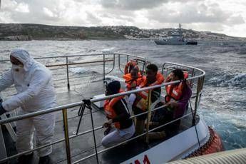 Migranti, Sea Watch: Nessuno ci dà istruzioni Migranti, Sea Watch: Nessuno ci dà istruzioni