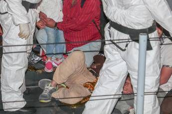 Barcone si incaglia, cittadini si tuffano per salvare migranti Barcone si incaglia, cittadini si tuffano per salvare migranti