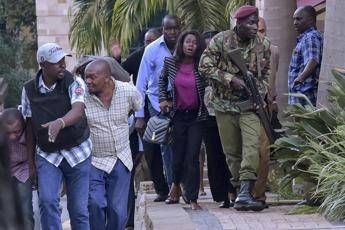 Pregate per noi, i tweet dall'hotel di Nairobi Pregate per noi, i tweet dall'hotel di Nairobi