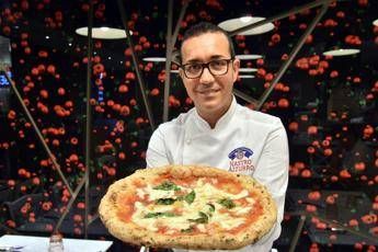 L'abbraccio social a Sorbillo L'abbraccio social a Sorbillo