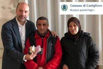Trova portafoglio e restituisce 800 euro: assunto Trova portafoglio e restituisce 800 euro: assunto