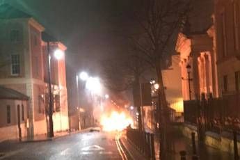 Autobomba al tribunale, paura in Irlanda del Nord Autobomba al tribunale, paura in Irlanda del Nord