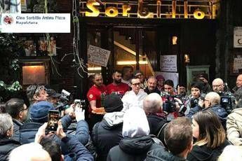 99% dei napoletani è con noi, riapre la pizzeria Sorbillo 99% dei napoletani è con noi, riapre la pizzeria Sorbillo