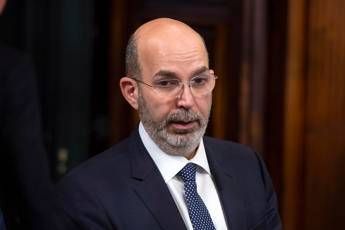 Coronavirus, Crimi: Miliardi di danni per Fontana e Zaia Coronavirus, Crimi: Miliardi di danni per Fontana e Zaia