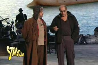 'Battute copiate', accusa di Striscia ad Adrian. Poi la retromarcia 'Battute copiate', accusa di Striscia ad Adrian. Poi la retromarcia