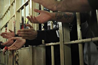 Covid carceri, Garante: 54.894 detenuti per 47.187 posti, necessario ridurre i numeri