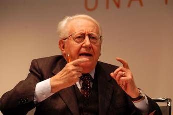 Dalle calamità all'incarico di Pertini, chi era Zamberletti Dalle calamità all'incarico di Pertini, chi era Zamberletti