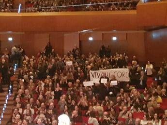 Striscioni tra il pubblico inneggiano a Coro Santa Cecilia Striscioni tra il pubblico inneggiano a Coro Santa Cecilia