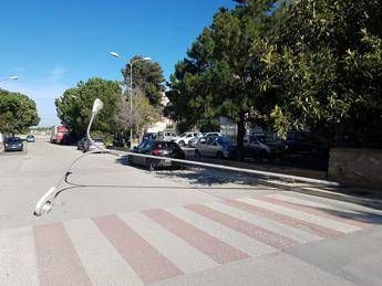 Paolo della luce cade davanti scuola, paura a Bagheria Paolo della luce cade davanti scuola, paura a Bagheria
