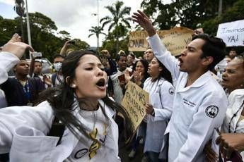Venezuela nel caos, sostenitori Guaidó e Maduro in piazza Venezuela nel caos, sostenitori Guaidó e Maduro in piazza