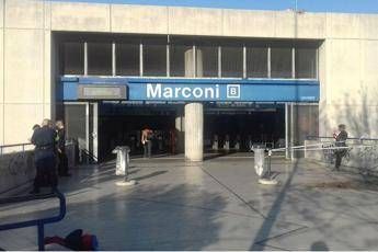 Colto da malore in metro B, muore a stazione Marconi Colto da malore in metro B, muore a stazione Marconi