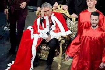 Ligabue vestito da re omaggia Freddy Mercury Ligabue vestito da re omaggia Freddy Mercury