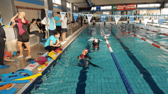 Terapia in acqua per l'autismo, torna l'Ab-bracciata collettiva Terapia in acqua per l'autismo, torna l'Ab-bracciata collettiva