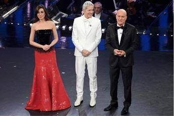 Baglioni in 'total white' apre con 'E adesso la pubblicità' Baglioni in 'total white' apre con 'E adesso la pubblicità'