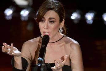 Virginia torna alle maschere e l'Ariston esplode Virginia torna alle maschere e l'Ariston esplode