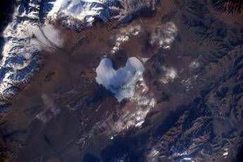 San Valentino, l'Esa immortala dallo spazio un lago a forma di cuore San Valentino, l'Esa immortala dallo spazio un lago a forma di cuore