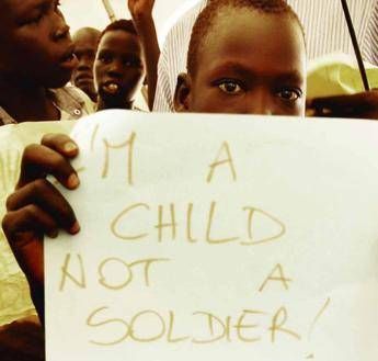 Intersos: In Somalia sempre più 'bambine-soldato' Intersos: In Somalia sempre più 'bambine-soldato'