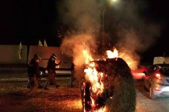 Roma, lavoratori di Capannelle bloccano via Appia Roma, lavoratori di Capannelle bloccano via Appia
