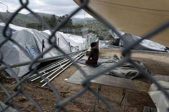 Coronavirus, protesta dei migranti a Lesbo: Portateci in posti sicuri Coronavirus, protesta dei migranti a Lesbo: Portateci in posti sicuri