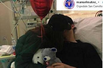 Bacio di Manuel e fidanzata su Instagram Bacio di Manuel e fidanzata su Instagram