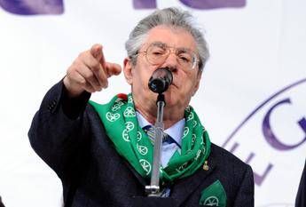 Lega, Bossi: Nostri territori barattati per voti al Sud