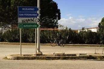 Fiamme nella baraccopoli, muore migrante Fiamme nella baraccopoli, muore migrante