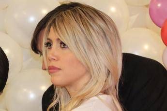 Sassi contro auto Wanda Nara Sassi contro auto Wanda Nara