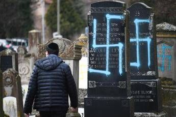 Cimitero ebraico profanato con svastiche Cimitero ebraico profanato con svastiche