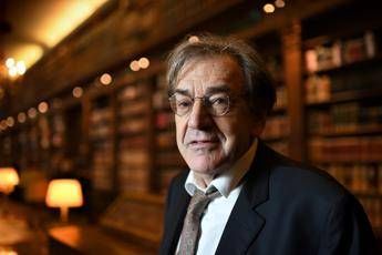 Fermato sospetto insulti antisemiti a Finkielkraut Fermato sospetto insulti antisemiti a Finkielkraut