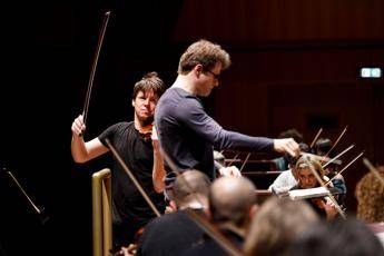 Hrusa dirige Bell e il suo prezioso Stradivari a Santa Cecilia Hrusa dirige Bell e il suo prezioso Stradivari a Santa Cecilia