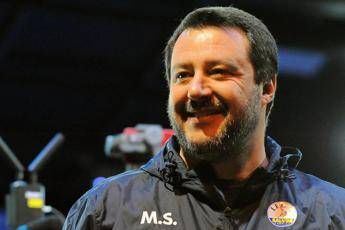 Vino, zanzare e amore: Salvini-show a Cagliari Vino, zanzare e amore: Salvini-show a Cagliari