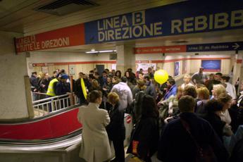 Roma, rivoluzione in metro: Da oggi biglietto anche con carta di credito