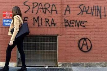 Spara a Salvini, scritte contro ministro Spara a Salvini, scritte contro ministro