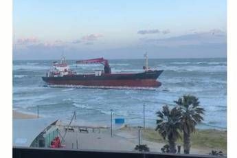 Bari, mercantile vicino spiaggia per forte vento /VIDEO Bari, mercantile vicino spiaggia per forte vento /VIDEO