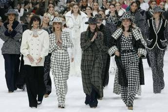 Le lacrime e la rosa: Chanel saluta Lagerfeld Le lacrime e la rosa: Chanel saluta Lagerfeld