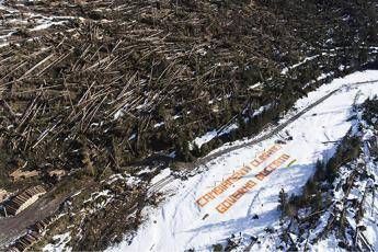 Greenpeace in azione in Val Visdende: Governo bocciato su clima Greenpeace in azione in Val Visdende: Governo bocciato su clima