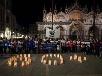 Il mondo spegne le luci per un'ora Il mondo spegne le luci per un'ora