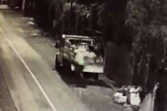 Roma, camion butta rifiuti illegalmente /Video Roma, camion butta rifiuti illegalmente /Video