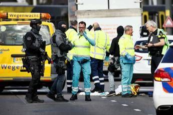 Spari sul tram, paura a Utrecht Un morto e diversi feriti Spari sul tram, paura a Utrecht Un morto e diversi feriti