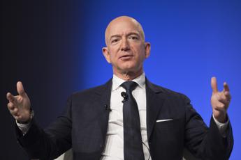 Jeff Bezos perde 10 miliardi ma resta il più ricco del mondo