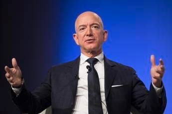 Jeff Bezos perde 10 miliardi ma resta il più ricco del mondo