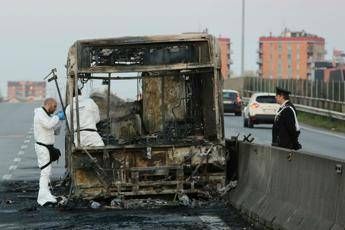 Ci stanno portando via con pullman, l'allarme del bambino Ci stanno portando via con pullman, l'allarme del bambino