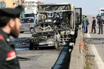 Terrore a Milano, dirotta bus e gli dà fuoco Terrore a Milano, dirotta bus e gli dà fuoco