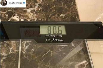 Persi 10 kg, Renzi posta foto bilancia e festeggia Persi 10 kg, Renzi posta foto bilancia e festeggia