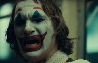 Si veste da Joker per una festa, denunciato