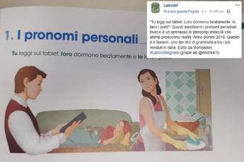 Papà sul tablet, mamma lava i piatti: libro per bimbi è un caso Papà sul tablet, mamma lava i piatti: libro per bimbi è un caso