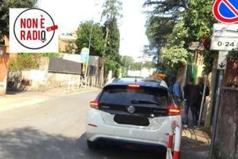 L’auto di Virginia Raggi e il parcheggio davanti al passo carrabile L’auto di Virginia Raggi e il parcheggio davanti al passo carrabile